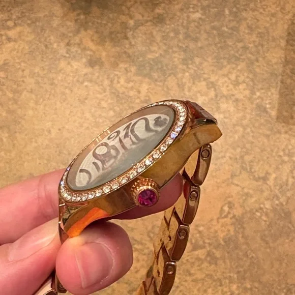 Betsey Johnson Cream and Gold Heart Watch - dead battery - Picture 3 of 6